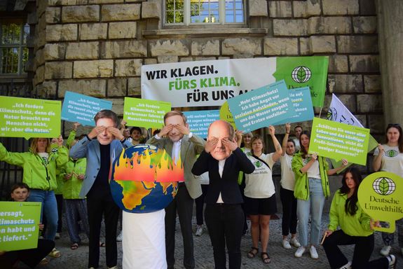 Aktive der Deutschen Umwelthilfe mit Protestplakaten vor dem Oberverwaltungsgericht Berlin-Brandenburg.