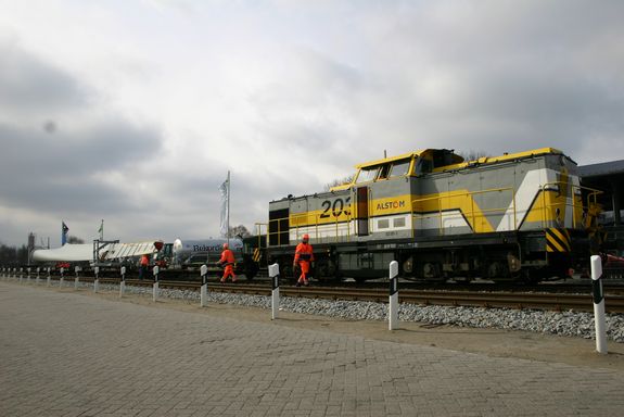 Rotorblattverladung bei Enercon auf Bahnwaggon